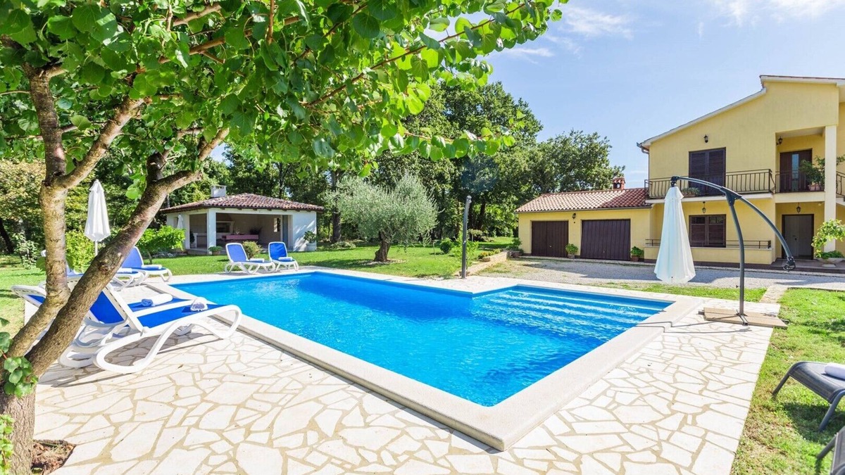 Susnjici Apartment | Apartment Susnjici 1 with Pool, BBQ, Children Playground and Balcony