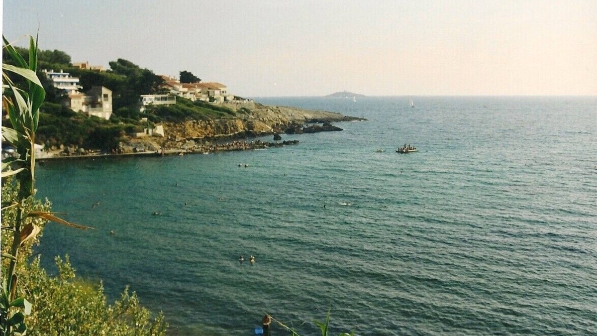 Sanary-sur-Mer Villa | Apartment T3, 2 bedrooms for 4 people in villa 150 meters from the sea