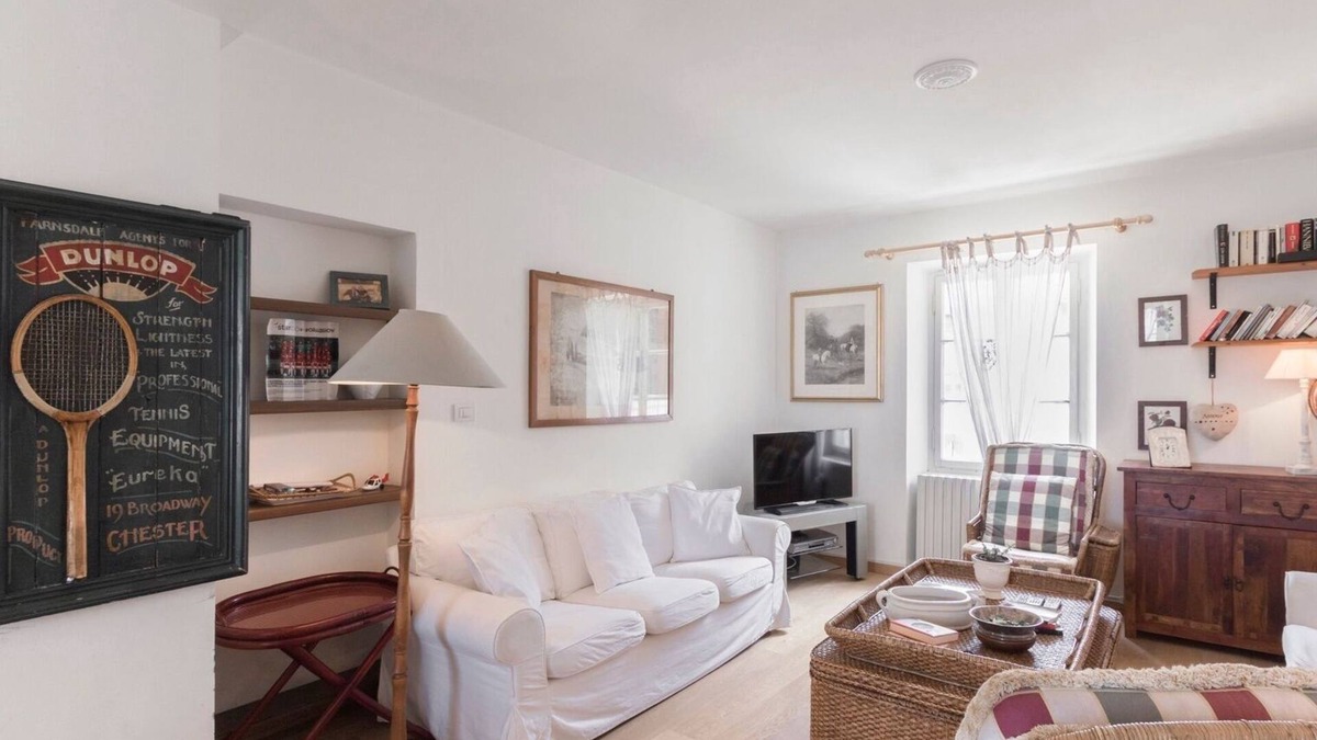 Cavaion Veronese Apartment | Apartment 'Tenuta Naiano Leonardo' with Shared Garden, Wi-Fi and Air Conditioning
