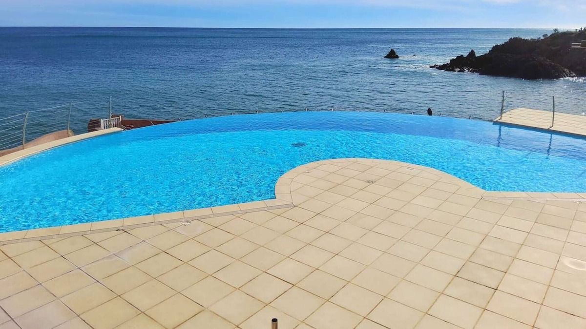 Le Trayas Apartment | Apartment "Trayas" with Sea View, Shared Pool & A/C