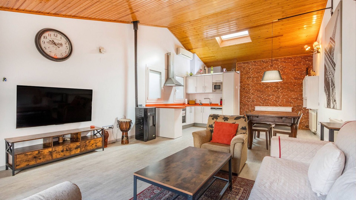 Tremp Apartment | Apartment 'Tremp' with Mountain View, Wi-Fi and Air Conditioning