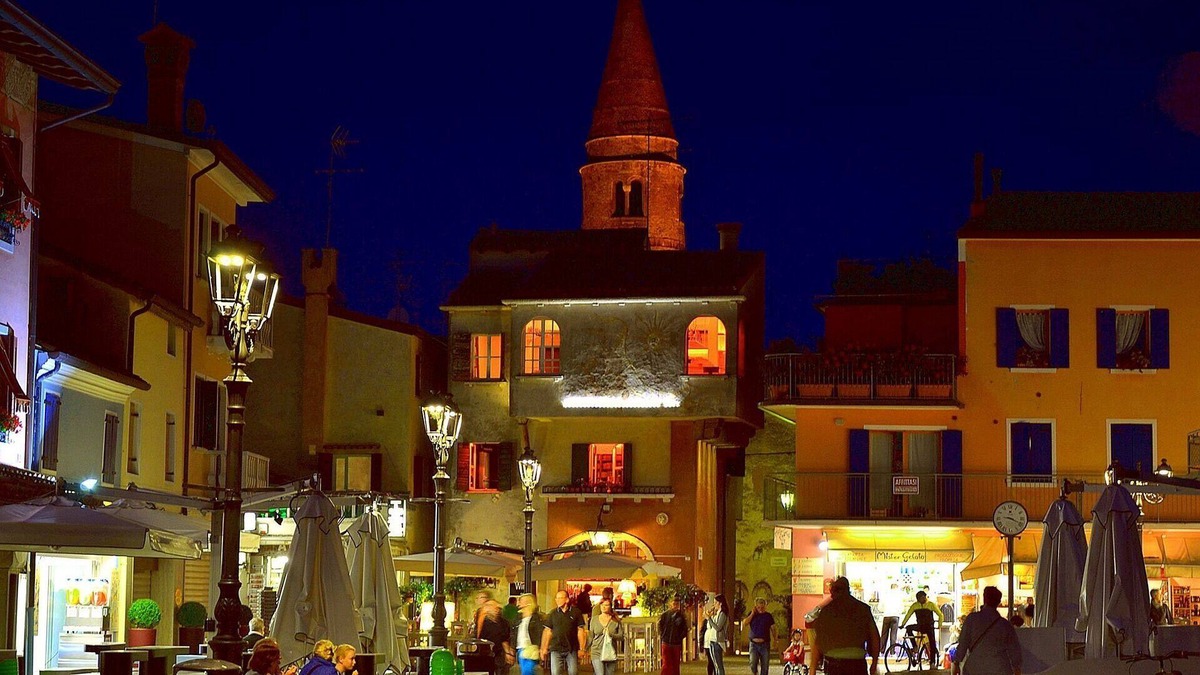 Old Town Apartment | Apartment 'Trilocale 5 Isola Di Pasqua Caorle' with Private Terrace, Wi-Fi and Air Conditioning