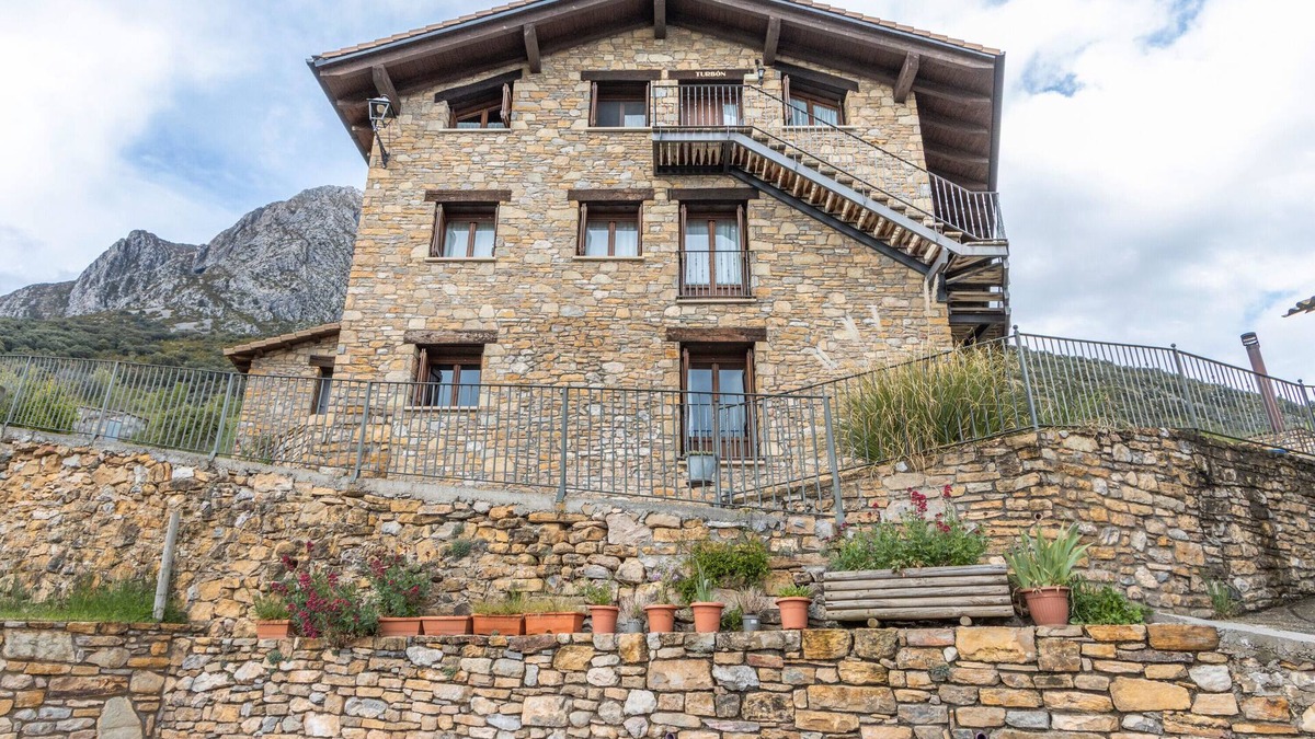 Valle de Lierp Apartment | Apartment 'Turbón' with Mountain View, Shared Garden and Wi-Fi