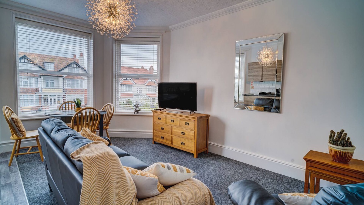 Colwyn Bay Apartment | Apartment Twin Ensuite Shower, Partial sea view at Beachmount Holiday Apartments