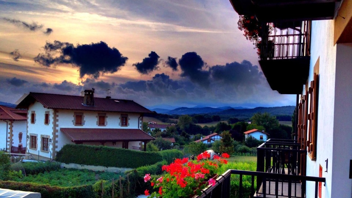 Iraizotz Apartment | Apartment 'Ultzama' with Mountain View and Balcony