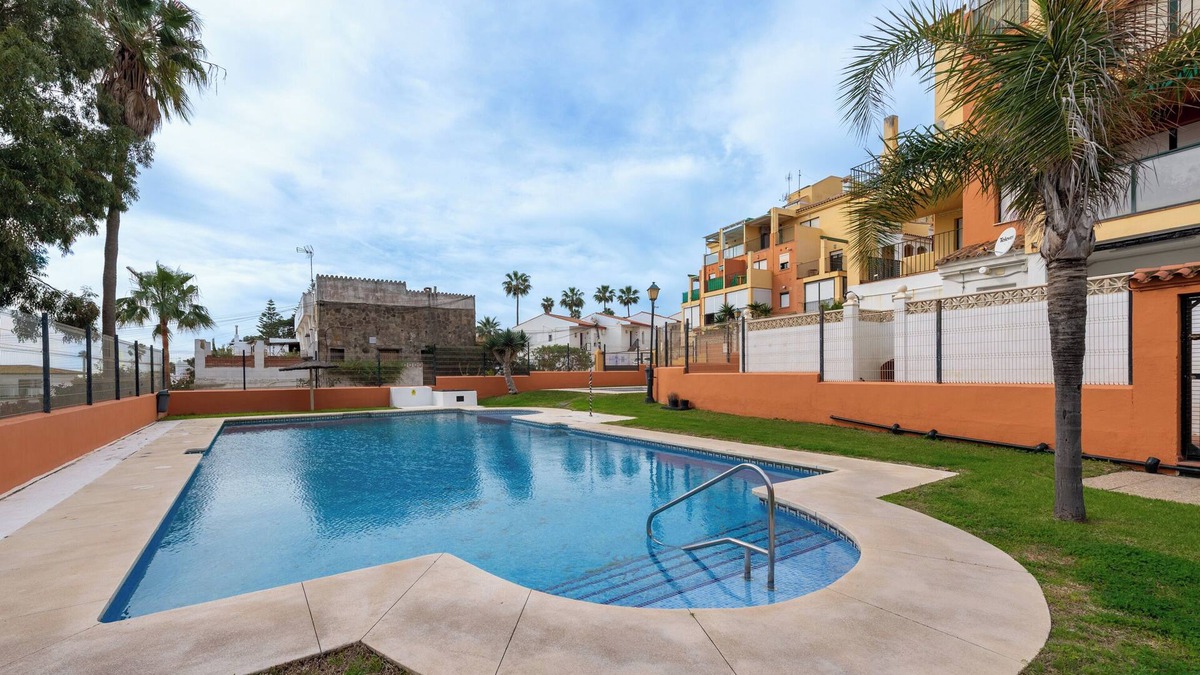 La Chullera Apartment | Apartment 'Urbanización Jardines Del Mar' with Sea View, Shared Pool and Air Conditioning