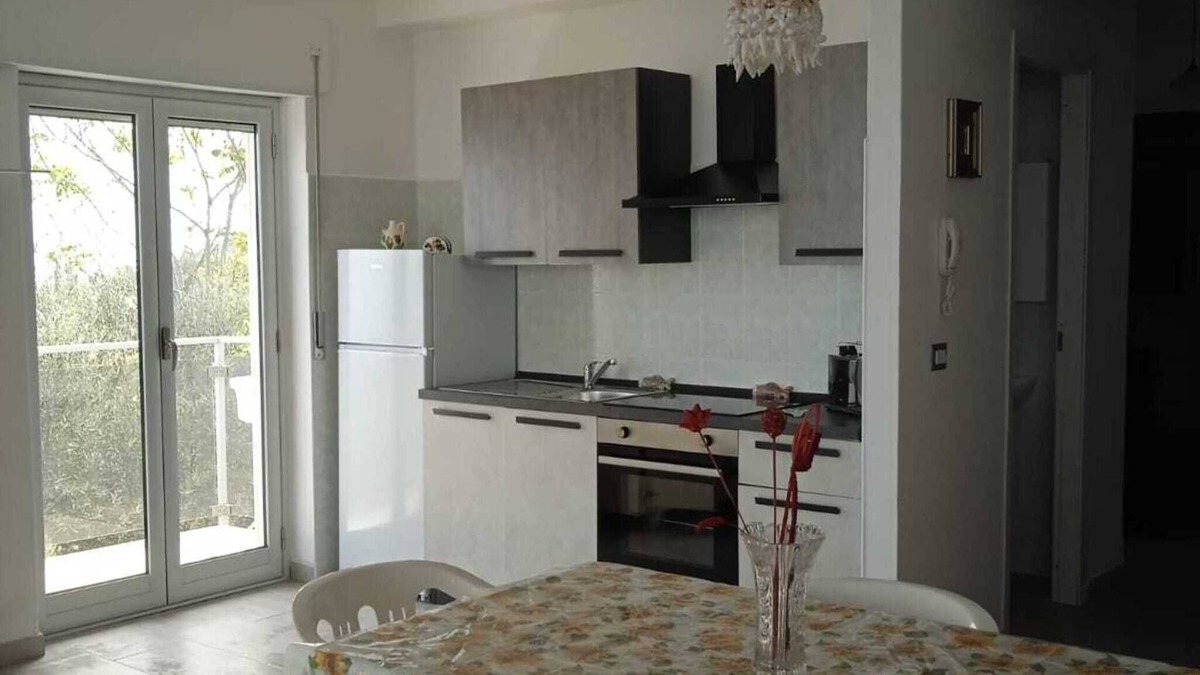 Roseto Capo Spulico Apartment | Apartment 'Villa Anna' with Sea View, Shared Terrace and Air Conditioning