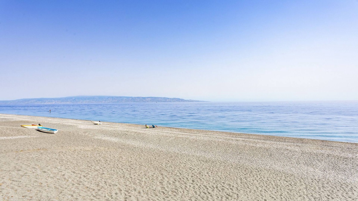 Roccalumera Apartment | Apartment 'Vacanza Sole Mare' with Balcony and Air Conditioning