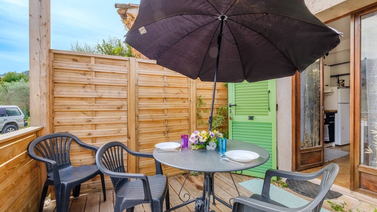 Bastide Giraud Apartment | Apartment 'Vallon Des Prés' with Private Terrace, Shared Garden and Wi-Fi