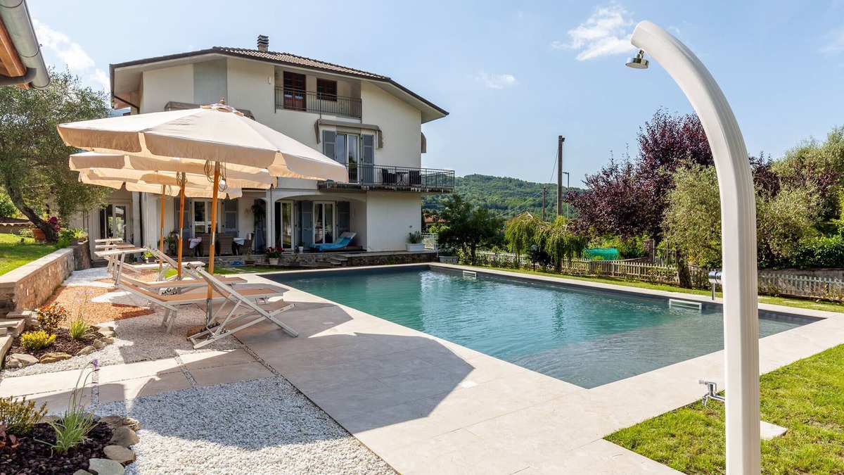 Bagnone Apartment | Apartment 'Villa La Lanterna Bianca' with Mountain View, Wi-Fi and Air Conditioning