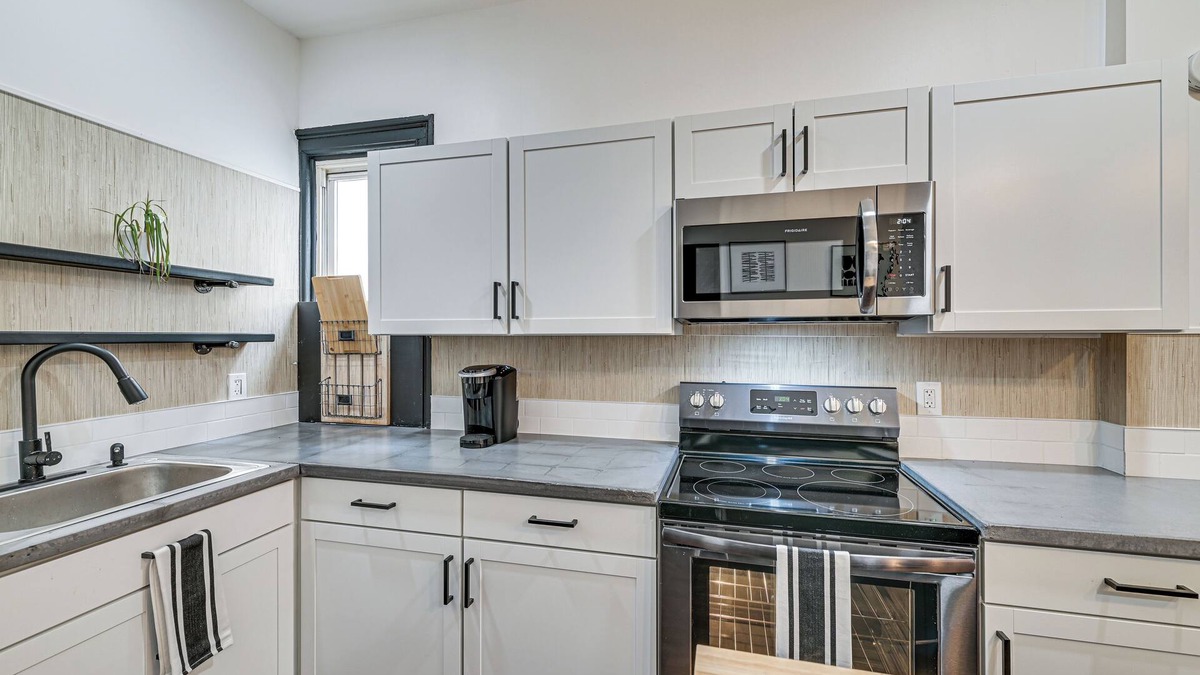 Albany Apartment | Apartment w/Deck in Albany, Walk to Downtown!