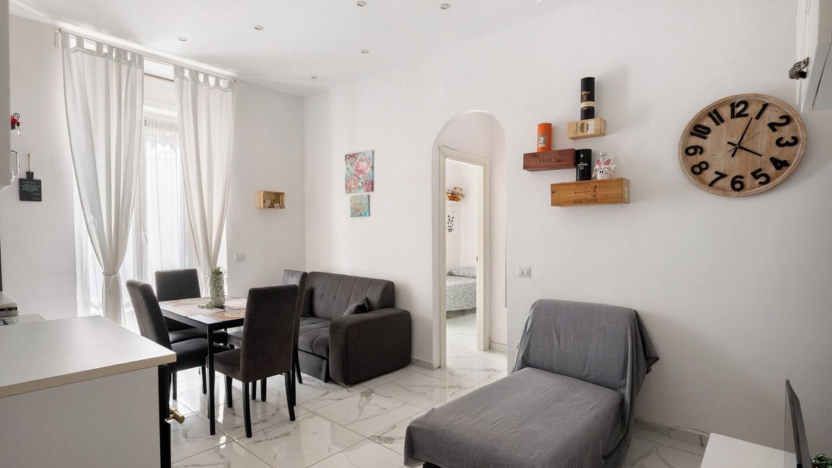 Naples Apartment | Apartment 'Whiteandblacknapoli' with Balcony, Wi-Fi and Air Conditioning