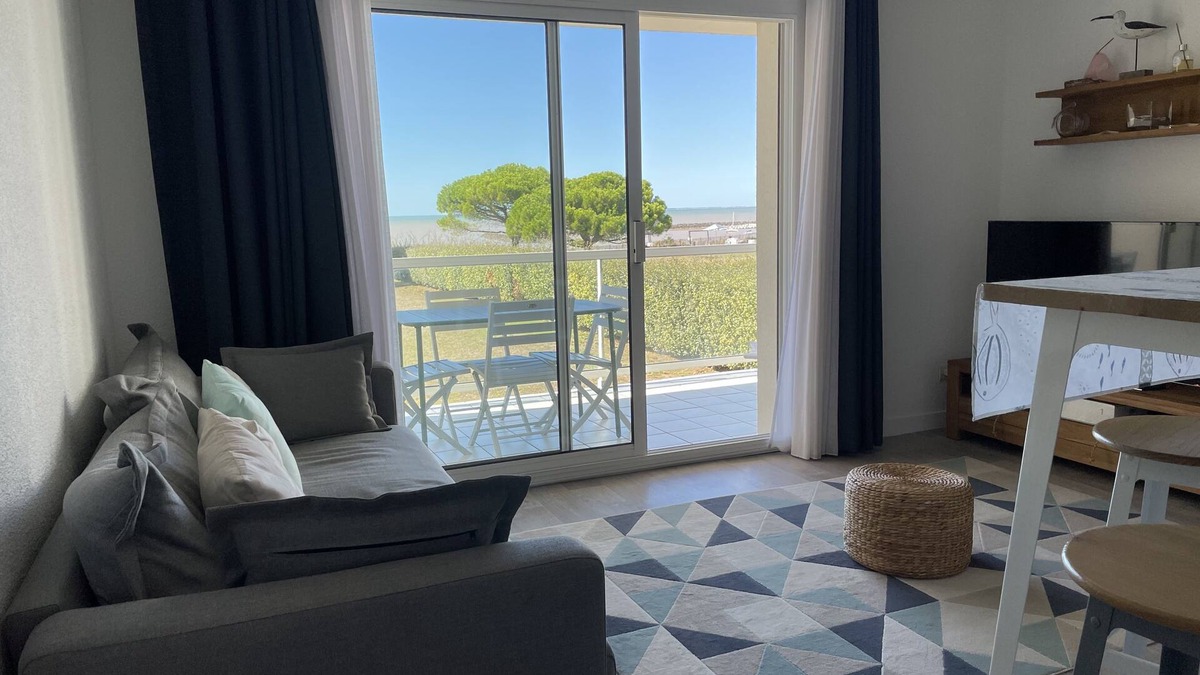 Quartier des Boucholeurs Apartment | Apartment with balcony and sea view