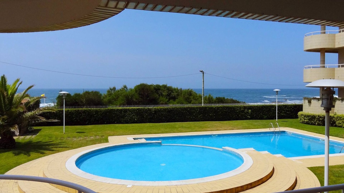 Madalena Apartment | Apartment with direct access to swimming pool and beach, 10 minutes from Porto.