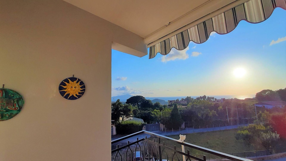 Licola Apartment | Apartment with a view of the sea, the mountain of Cuma and the island of Ischia.