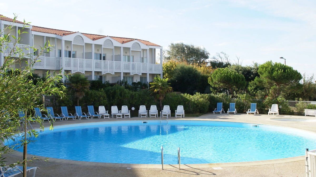 Fouras Apartment | Apartment with a view on the pool or see near Fort Boyard