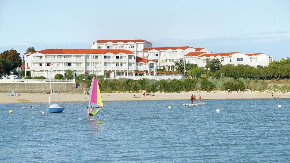 Fouras Apartment | Apartment with a view on the pool or see near Fort Boyard