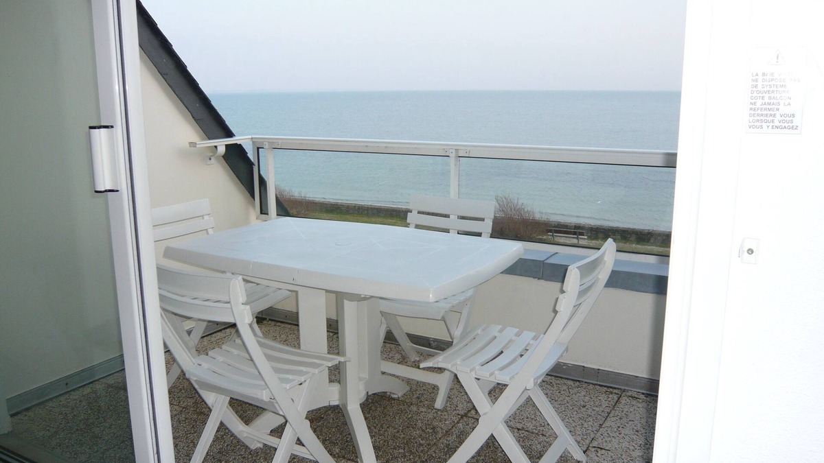 Damgan Apartment | Apartment with access and stunning sea views