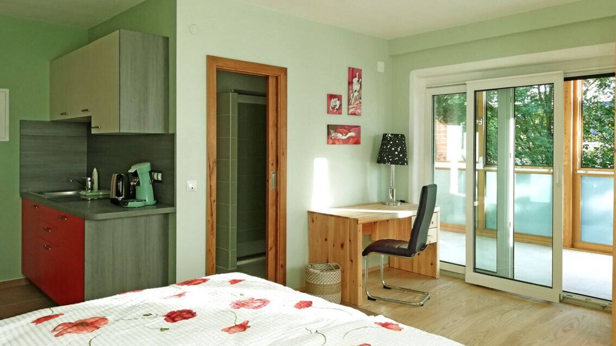 Maria Lanzendorf Apartment | Apartment with kitchenette and conservatory