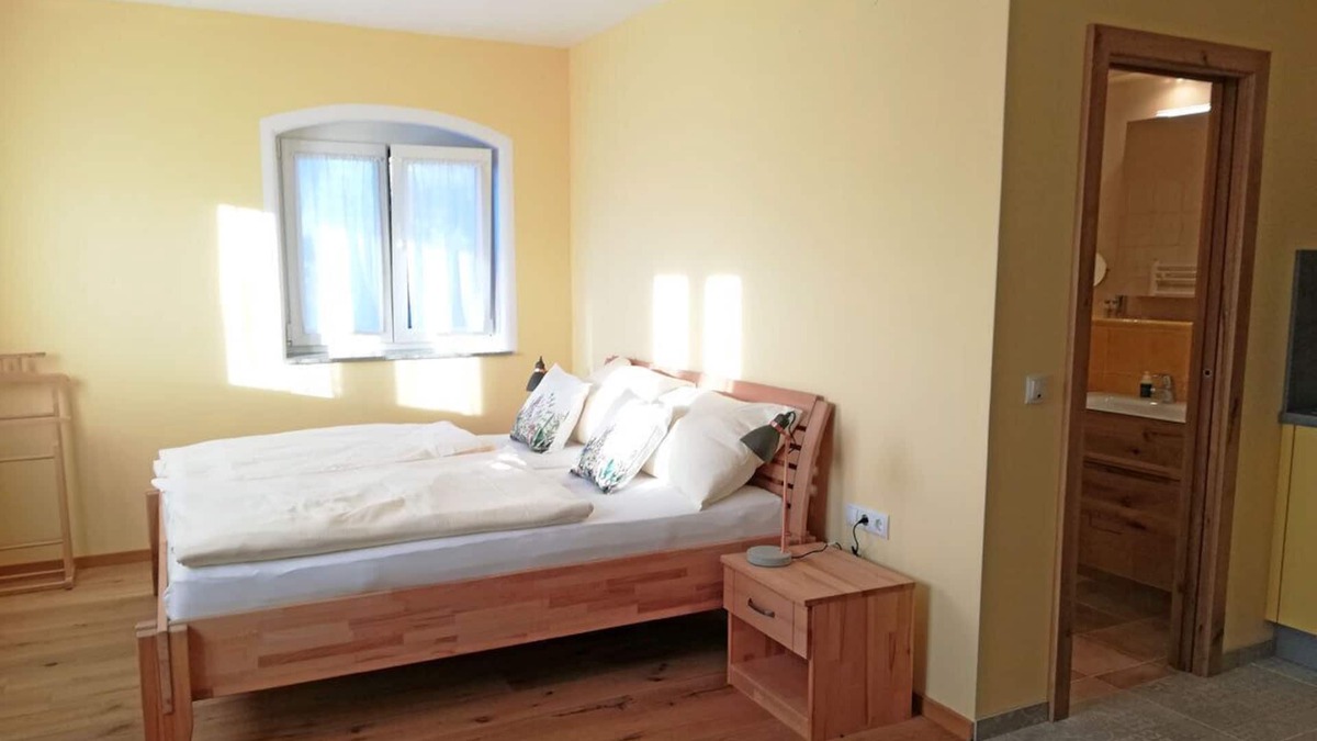 Maria Lanzendorf Apartment | Apartment with kitchenette and shower with rain shower head