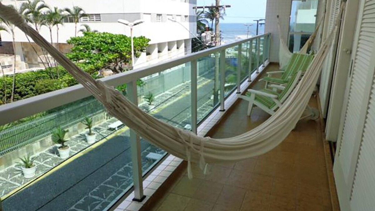 Pitangueiras Apartment | Apartment with balcony and sea view