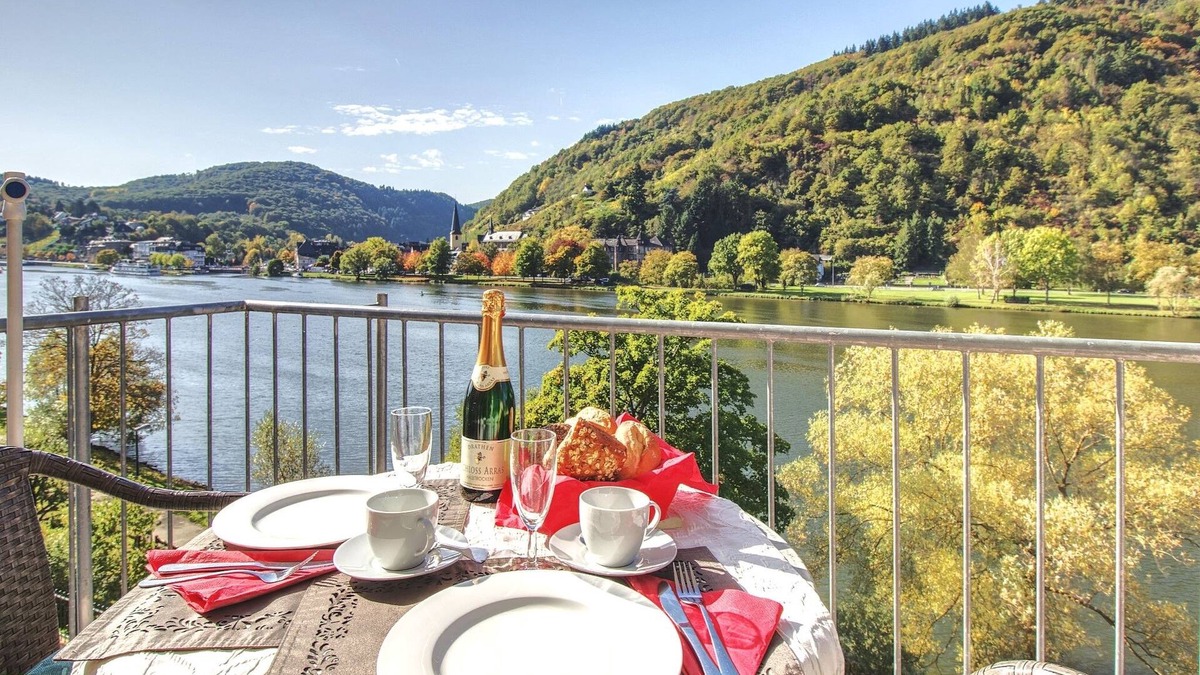 Bullay Apartment | Apartment with balcony directly on the banks and with a view of the Moselle