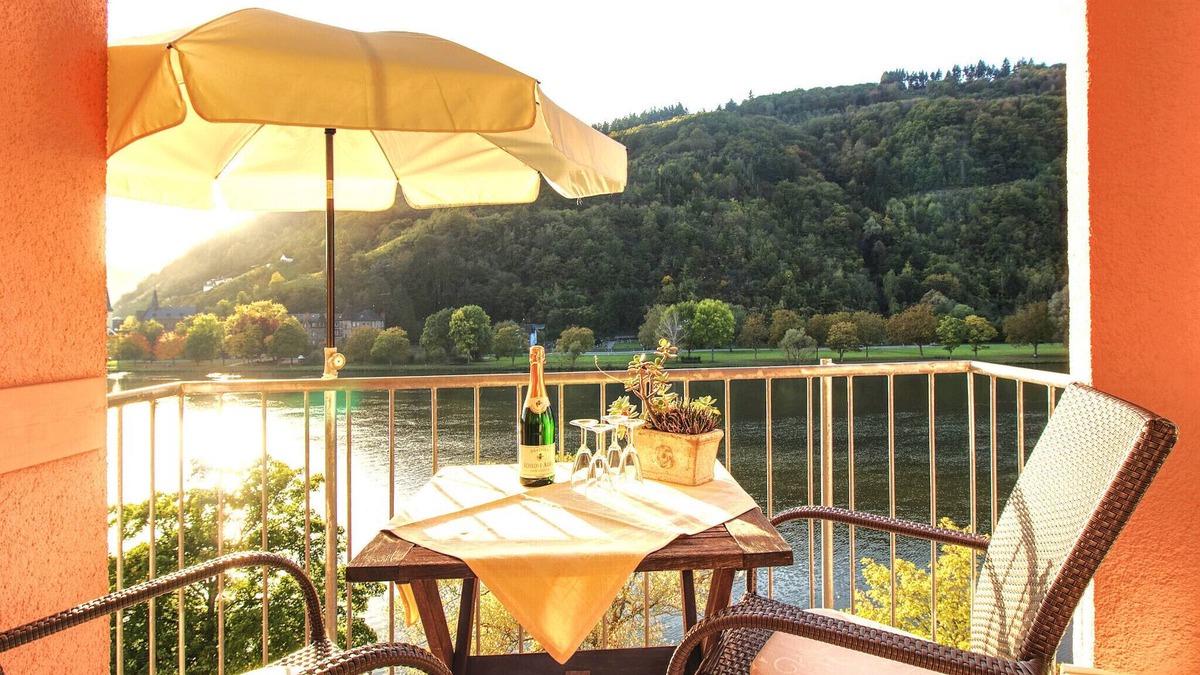 Bullay Apartment | Apartment with balcony directly on the banks and with a view of the Moselle