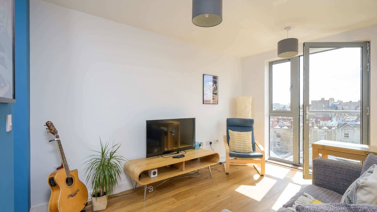 Bristol Apartment | Apartment with Cityscape Views & Private Parking