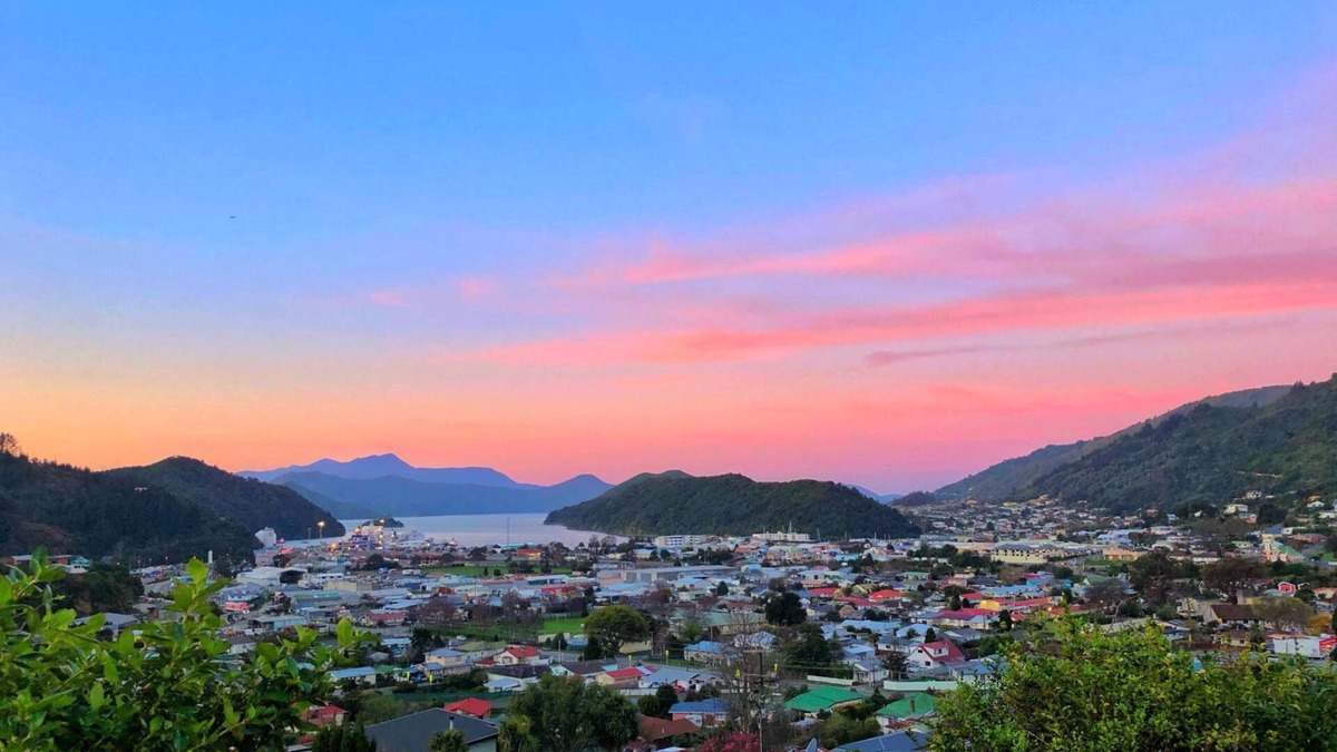 Picton Apartment | Apartment with expansive views