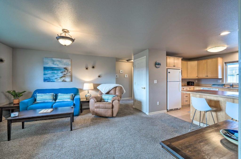 Anacortes Apartment | Apartment with Gas Fireplace about half Mi to Beach!