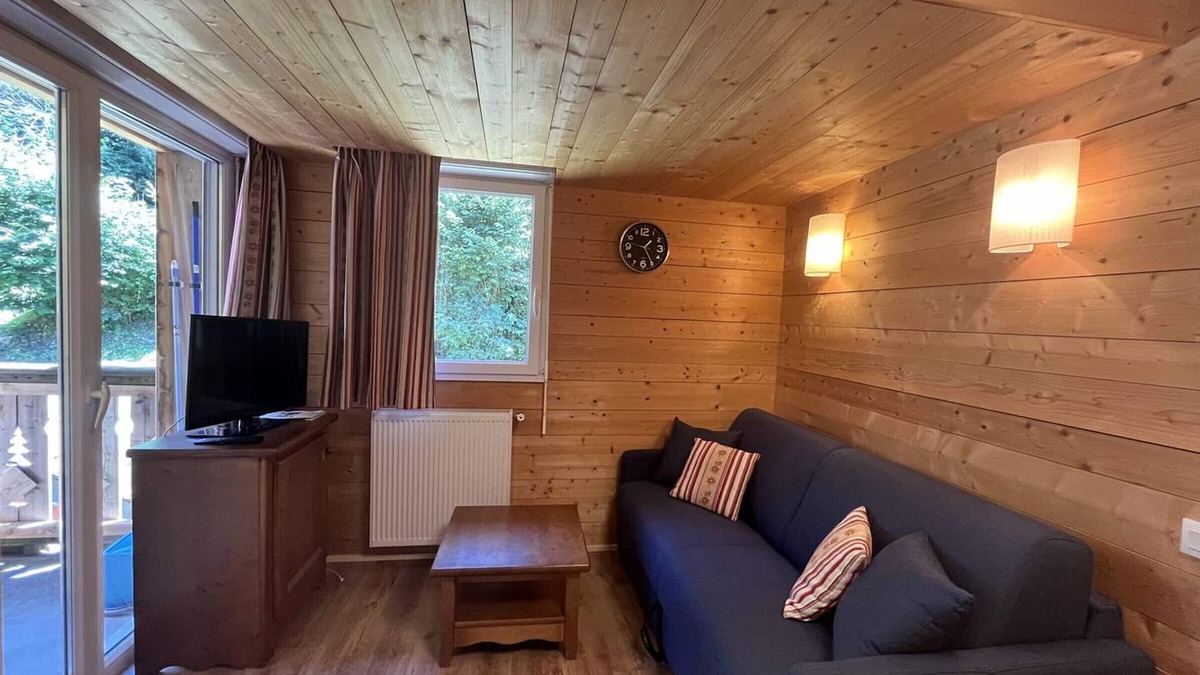 Cauterets Apartment | Apartment with heated pool and parking in Cauterets