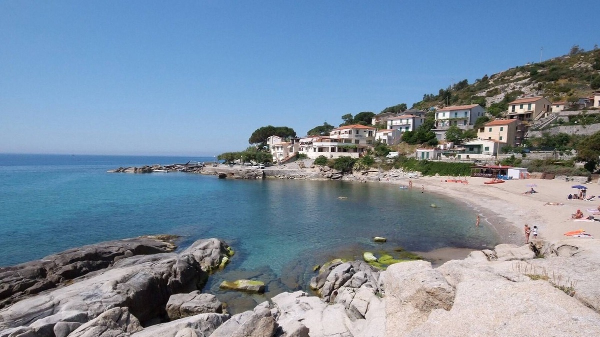 Seccheto Apartment | Apartment with large panoramic terrace a stone's throw from the beach