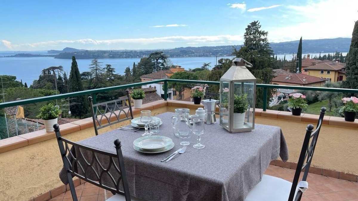 Gardone Riviera Apartment | Apartment with beautiful lake view