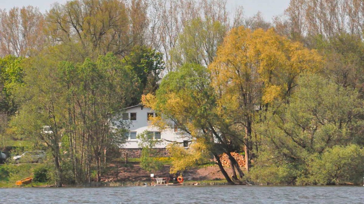 Borkow Apartment | Apartment with lake access and private boat dock in 1940s Woserin