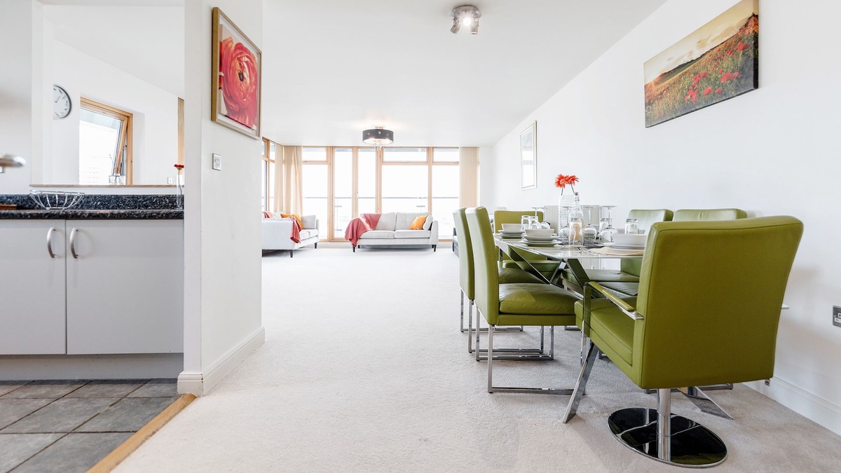 Docklands Apartment | APARTMENT WITH LAKE VIEW NEAR EXCEL, O2 ARENA, GREENWICH & LONDON CITY AIRPORT