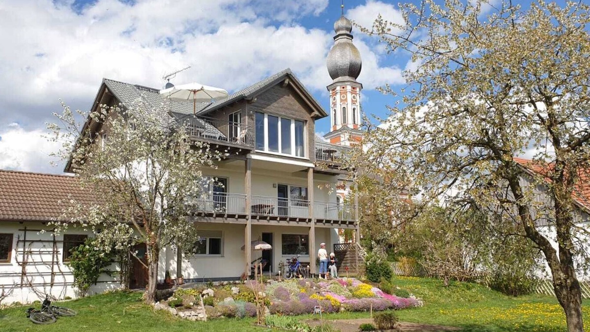 Windach Apartment | Apartment with large balcony, approx. 2 km west of the lake shore in a quiet location