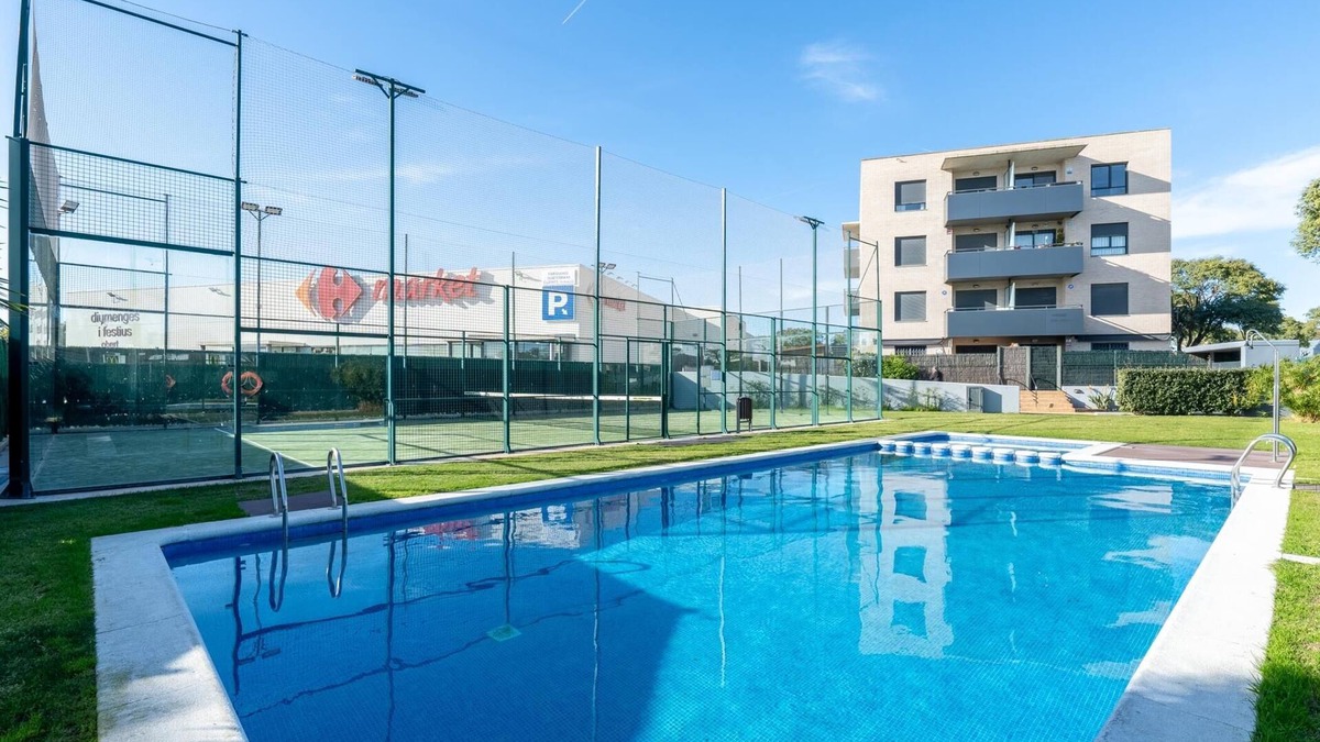 Torredembarra Apartment | Apartment with pool and paddle tennis 500m beach