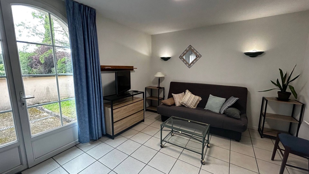 La Roche-Posay Apartment | Apartment with Pool, 200m from the Spa