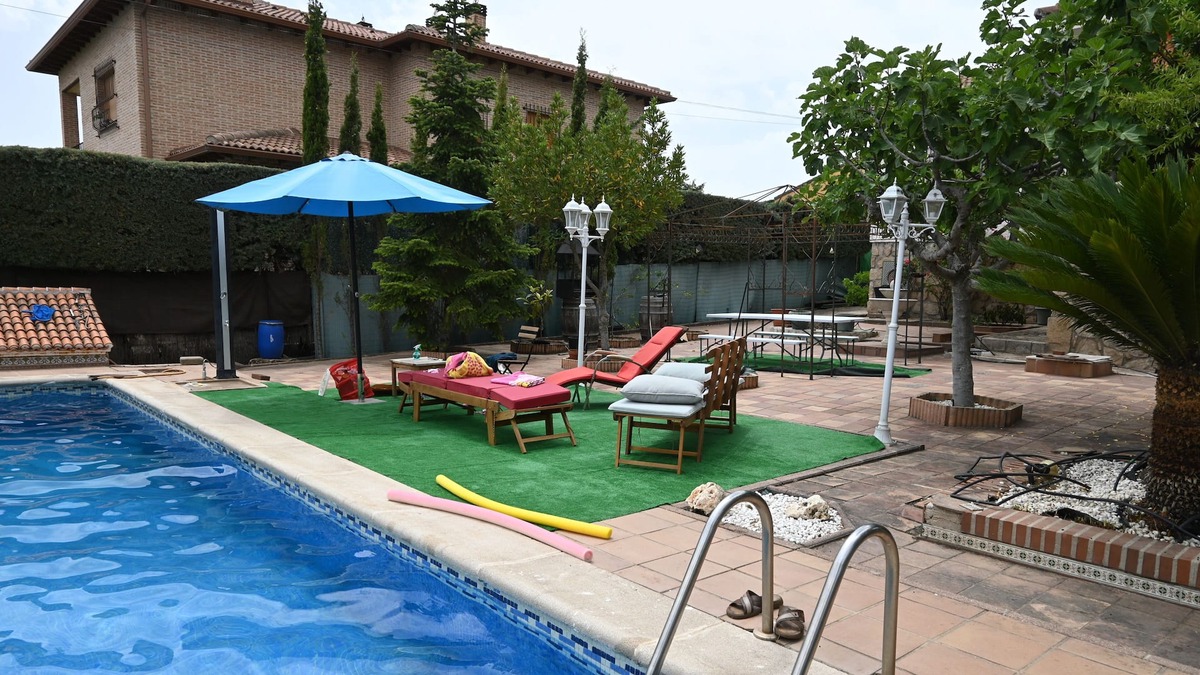 Valdemorillo Apartment | Apartment with pool, garden and barbecue