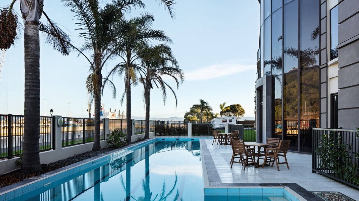 Gisborne Apartment | Apartment with pool 600m to CBD