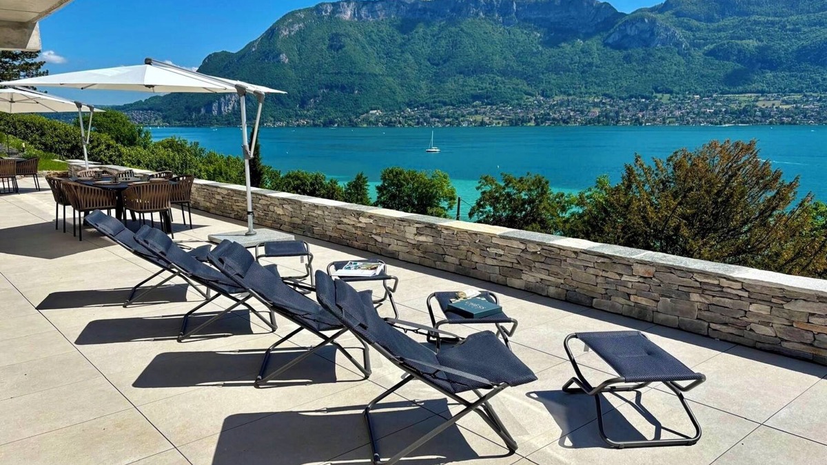 Sevrier Apartment | APARTMENT with private terrace & lake view/200 meters from lake & bike path