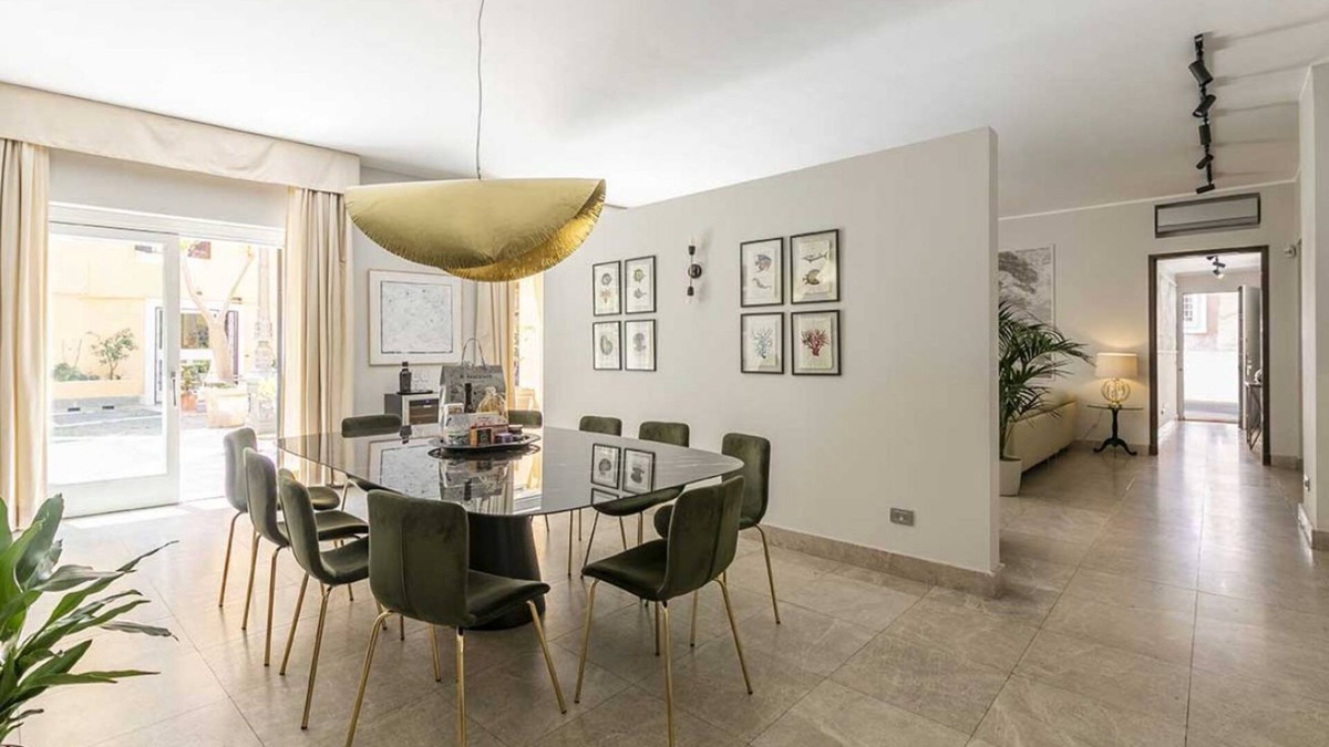 Rome City Centre Apartment | Apartment with rooftop balcony in Central Rome for 8 people
