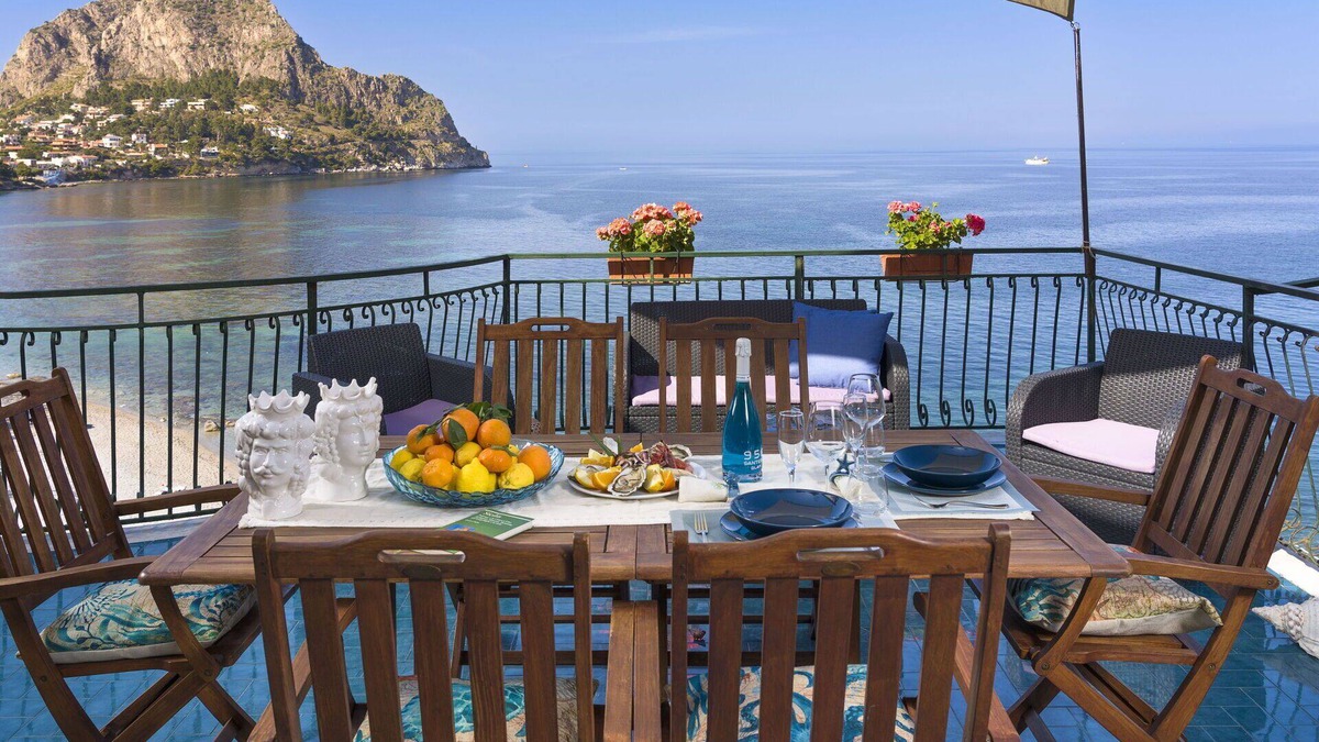 Santa Flavia Apartment | Apartment with seafront terrace (Kafara Beach)
