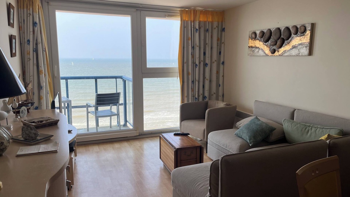 Dunkirk Apartment | Apartment with sea view