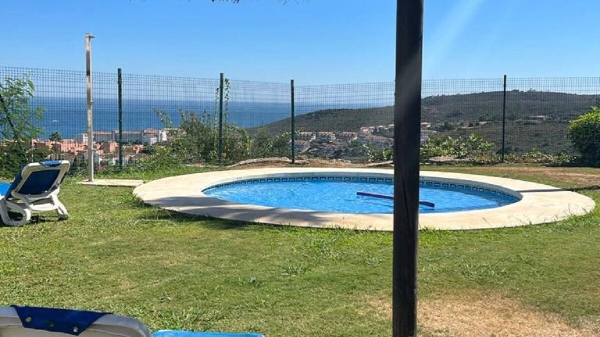 Puerto de la Duquesa Apartment | Apartment with sea views in a quiet area