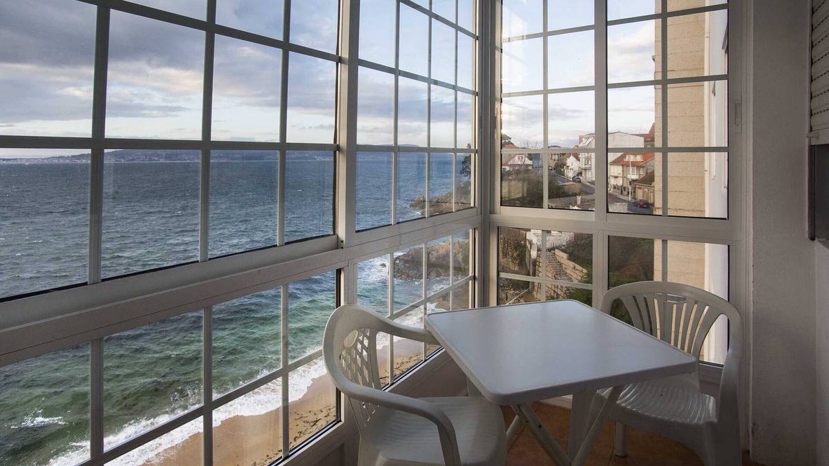 Bueu Apartment | Apartment with terrace and sea views on the beachfront