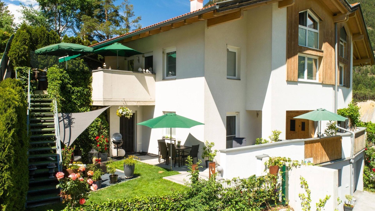 Sautens Apartment | Apartment with terrace, Ski bus in front of door