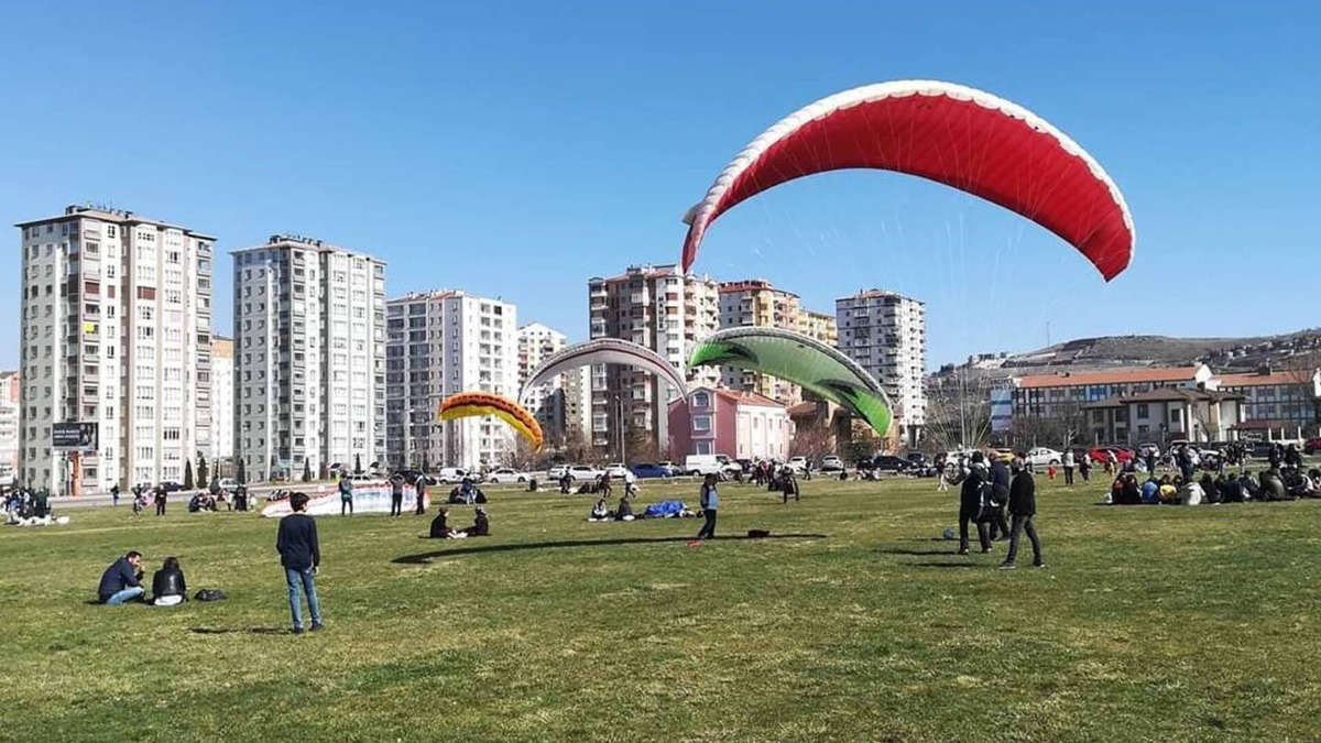 Melikgazi Apartment | Apartment with terrace and large park in front of the door. next to historic part mimsin