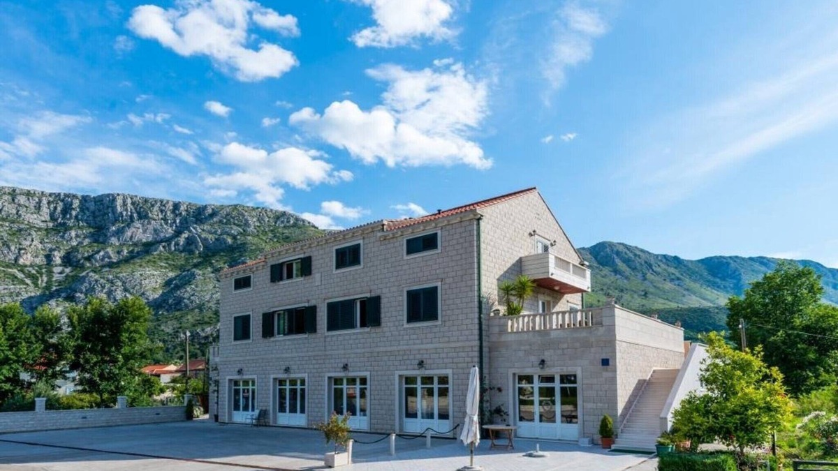Komolac Apartment | Apartments Azzurro- Three Bedroom Apartment with Terrace and Hot Tub (Azzurro I-donji)