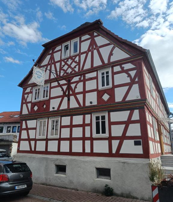 Kahl House | Apartments & möblierte Zimmer in Kahl am Main, kontaktloser Self Check-in, W-Lan, Schreibtisch, Duschbad, Küchenzeile, PKW-Plätze